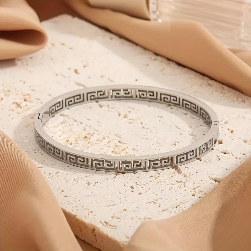 Exquisite Geometric Knot Open Bangle, Vintage Bohemian Great Wall Cloud Design, Durable Daily Wear Jewelry for Women
Exquisite Geometric Knot Open Bangle, Vintage Bohemian Great Wall Cloud Design, Durable Daily Wear Jewelry for Women