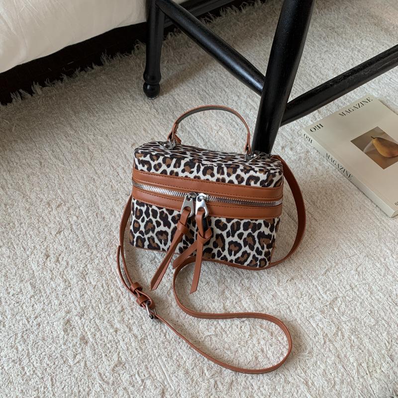 Women Fashion Leopard Print Crossbody Bag Shoulder Bucket Bag with Chain Strap Comfortable and Versatile Texture Shoulder Bags коричневий
Women Fashion Leopard Print Crossbody Bag Shoulder Bucket Bag with Chain Strap Comfortable and Versatile Texture Shoulder Bags коричневий