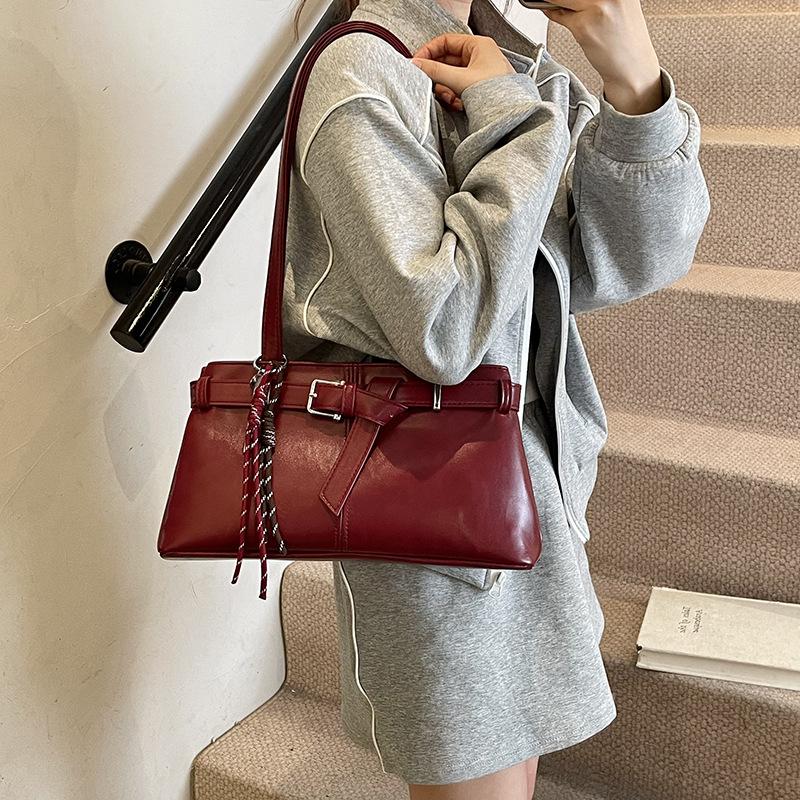 Niche underarm bag women s new spring and summer fashion shoulder bag tote bag versatile handbag
Niche underarm bag women s new spring and summer fashion shoulder bag tote bag versatile handbag