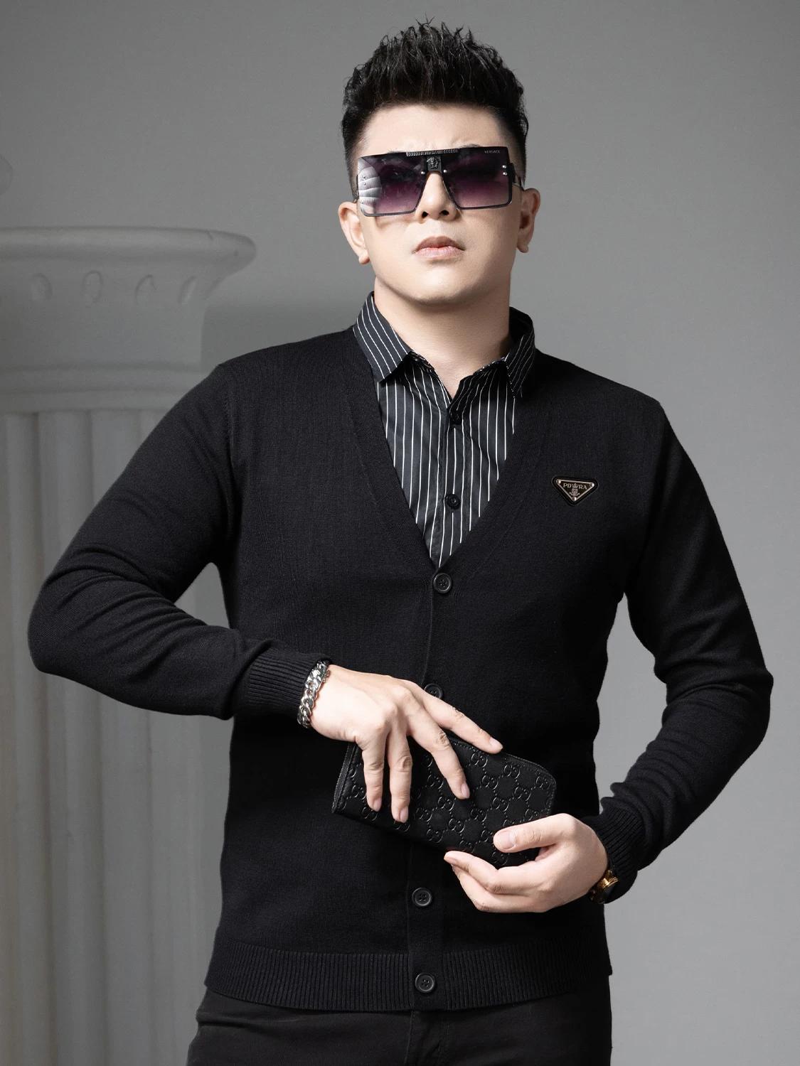European Station 2025 New Style Faux Two-Piece Cardigan Sweater for Men, Autumn Warm Knitwear with Trendy Badge, Casual Top 4XL темно-серого
European Station 2025 New Style Faux Two-Piece Cardigan Sweater for Men, Autumn Warm Knitwear with Trendy Badge, Casual Top 4XL темно-серого