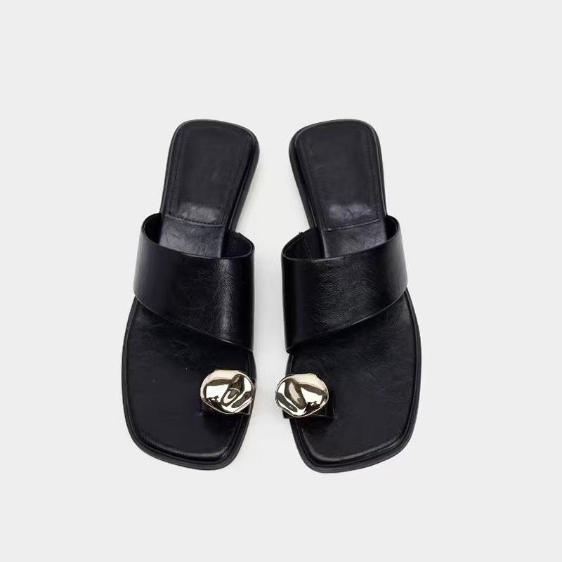 Metal buckle toe slippers women s summer wear new women s low-heeled beach shoes 41 коричневий
Metal buckle toe slippers women s summer wear new women s low-heeled beach shoes 41 коричневий