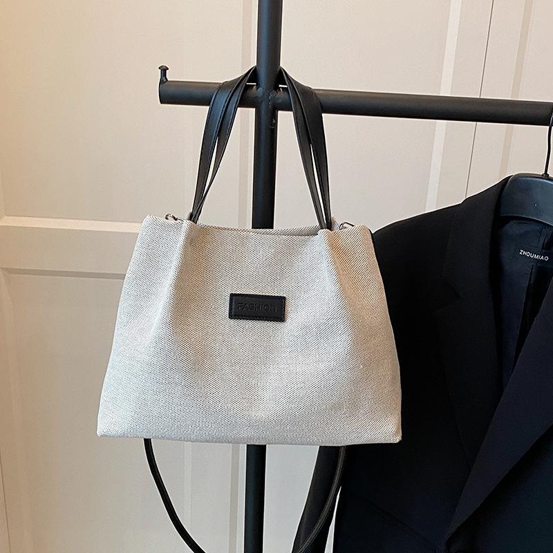 Повседневная весенняя наплечная сумка большой вместимости 2025 новая простая и модная однотонная сумка под мышкой контрастного цвета сумка-тоут
Повседневная весенняя наплечная сумка большой вместимости 2025 новая простая и модная однотонная сумка под мышкой контрастного цвета сумка-тоут