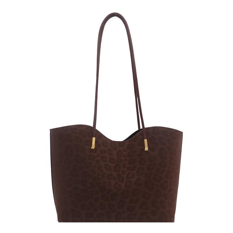 Large capacity tote bag women s bag spring new trend simple handbag bag fashion commuter shoulder bag
Large capacity tote bag women s bag spring new trend simple handbag bag fashion commuter shoulder bag