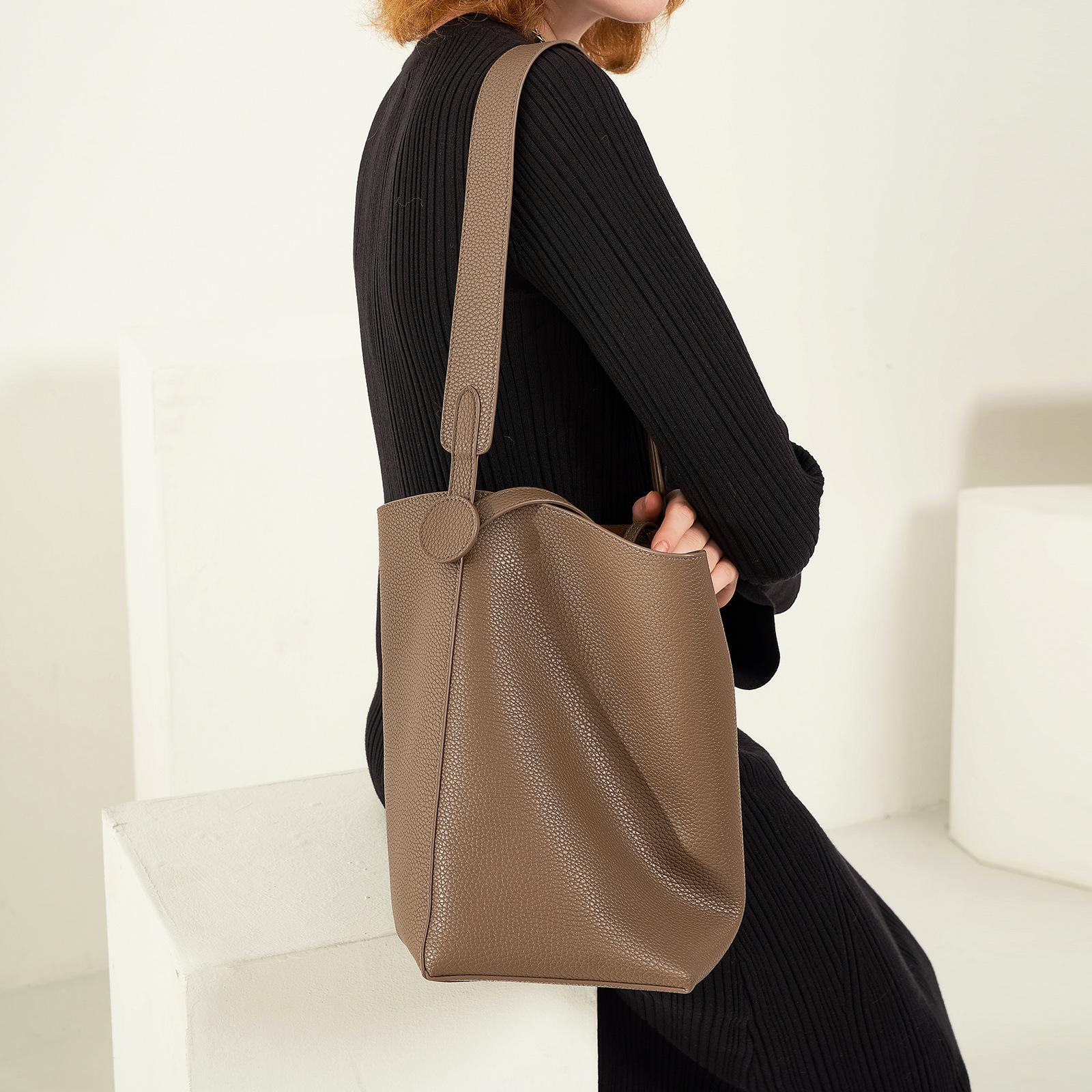 Niche design cowhide bucket bag 2025 new casual simple tote bag large capacity portable shoulder messenger bag
Niche design cowhide bucket bag 2025 new casual simple tote bag large capacity portable shoulder messenger bag