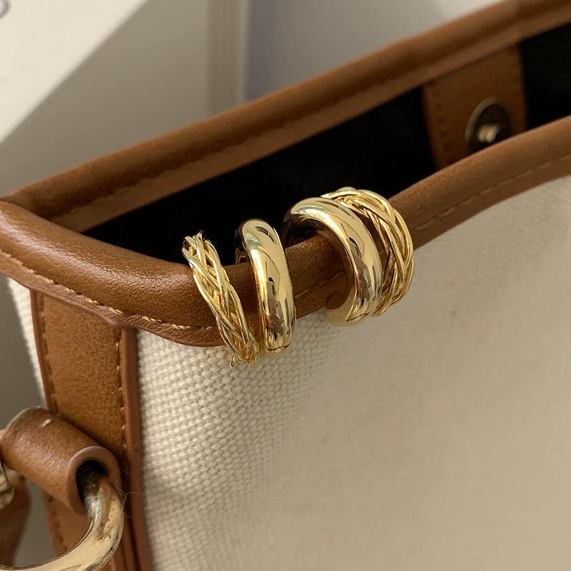 C-shaped Metal Double Layers Twist Golden Pendant Earring for Women Exaggerated Personality Temperament Simple Zircon Brincos
C-shaped Metal Double Layers Twist Golden Pendant Earring for Women Exaggerated Personality Temperament Simple Zircon Brincos