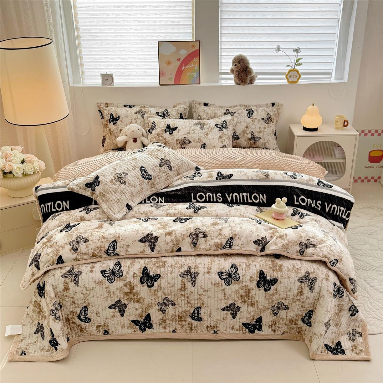 High Gram Weight Soothing Doudou Quilt Cover Thickened Milk Fleece Bed Cover Thickened Milk Fleece Padded Mattress Four-Piece Set 200 * 225cm single cover
High Gram Weight Soothing Doudou Quilt Cover Thickened Milk Fleece Bed Cover Thickened Milk Fleece Padded Mattress Four-Piece Set 200 * 225cm single cover