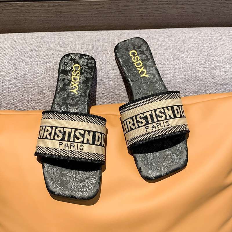 Letter embroidered slippers women s outer wear 2025 summer new fashion flat bottom outer wear beach one word ins sandals tide 35 чёрный
Letter embroidered slippers women s outer wear 2025 summer new fashion flat bottom outer wear beach one word ins sandals tide 35 чёрный