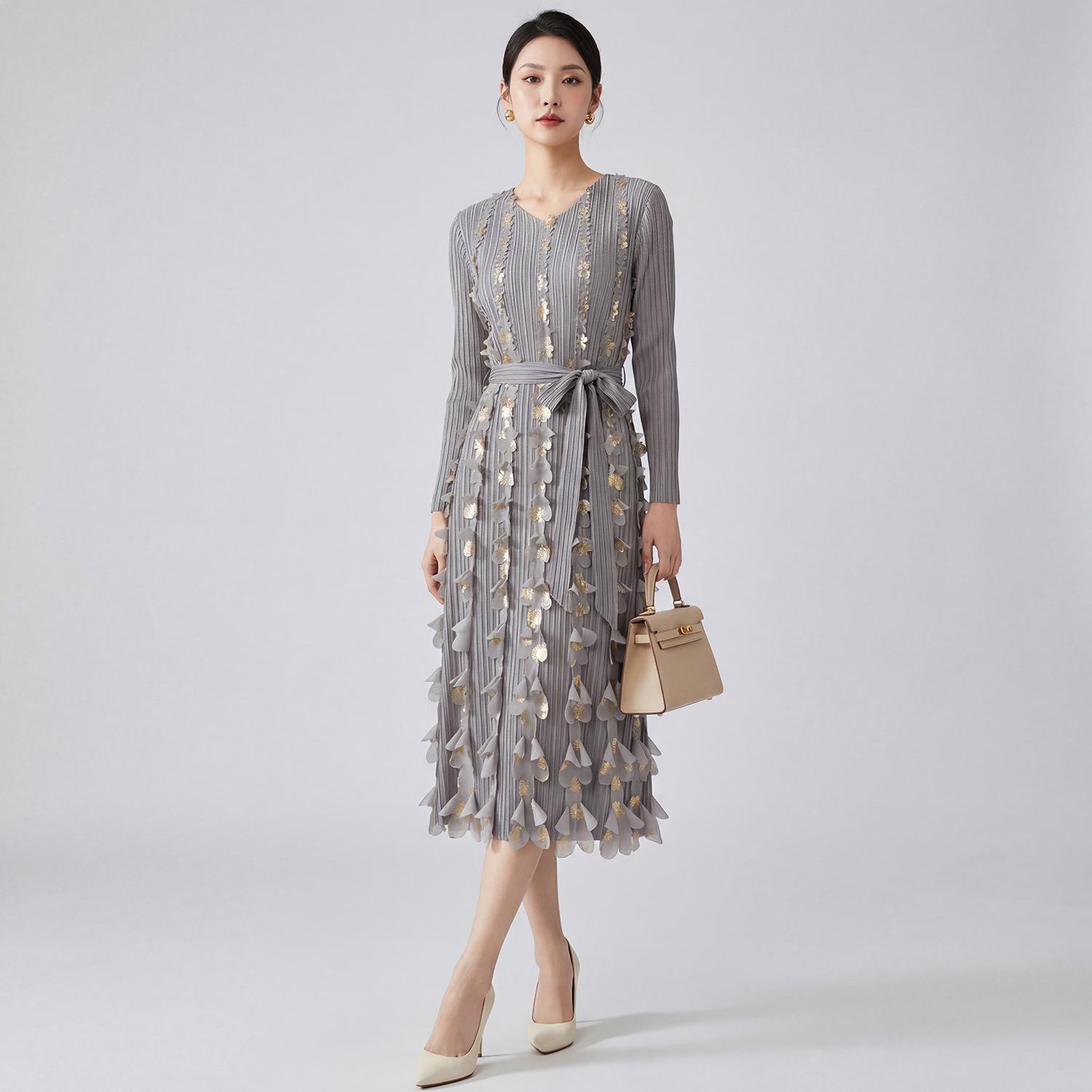 Issey Miyake Women s V-Neck Long-Sleeved Dress with Tie-Up and 3D Floral Design One Size сірий колір
Issey Miyake Women s V-Neck Long-Sleeved Dress with Tie-Up and 3D Floral Design One Size сірий колір