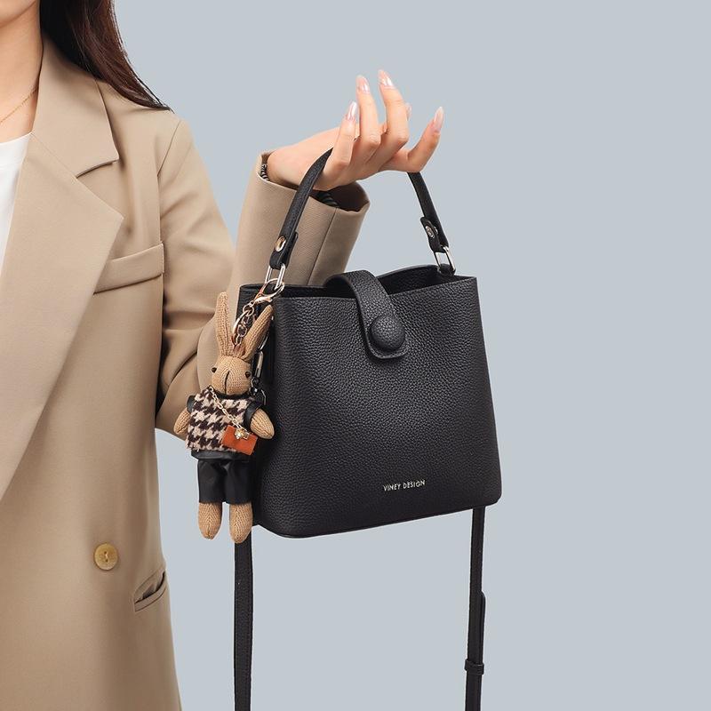 Bucket bag women s new leather women s bag summer popular large-capacity shoulder portable messenger bag чёрный
Bucket bag women s new leather women s bag summer popular large-capacity shoulder portable messenger bag чёрный