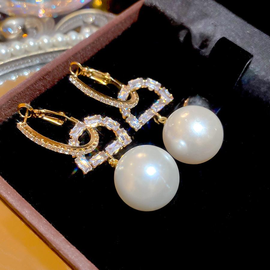 Silver Needle Diamond Zircon Letter D Pearl Stud Earrings Autumn and Winter Elegant Versatile Earrings Light Luxury Niche Earrings
Silver Needle Diamond Zircon Letter D Pearl Stud Earrings Autumn and Winter Elegant Versatile Earrings Light Luxury Niche Earrings