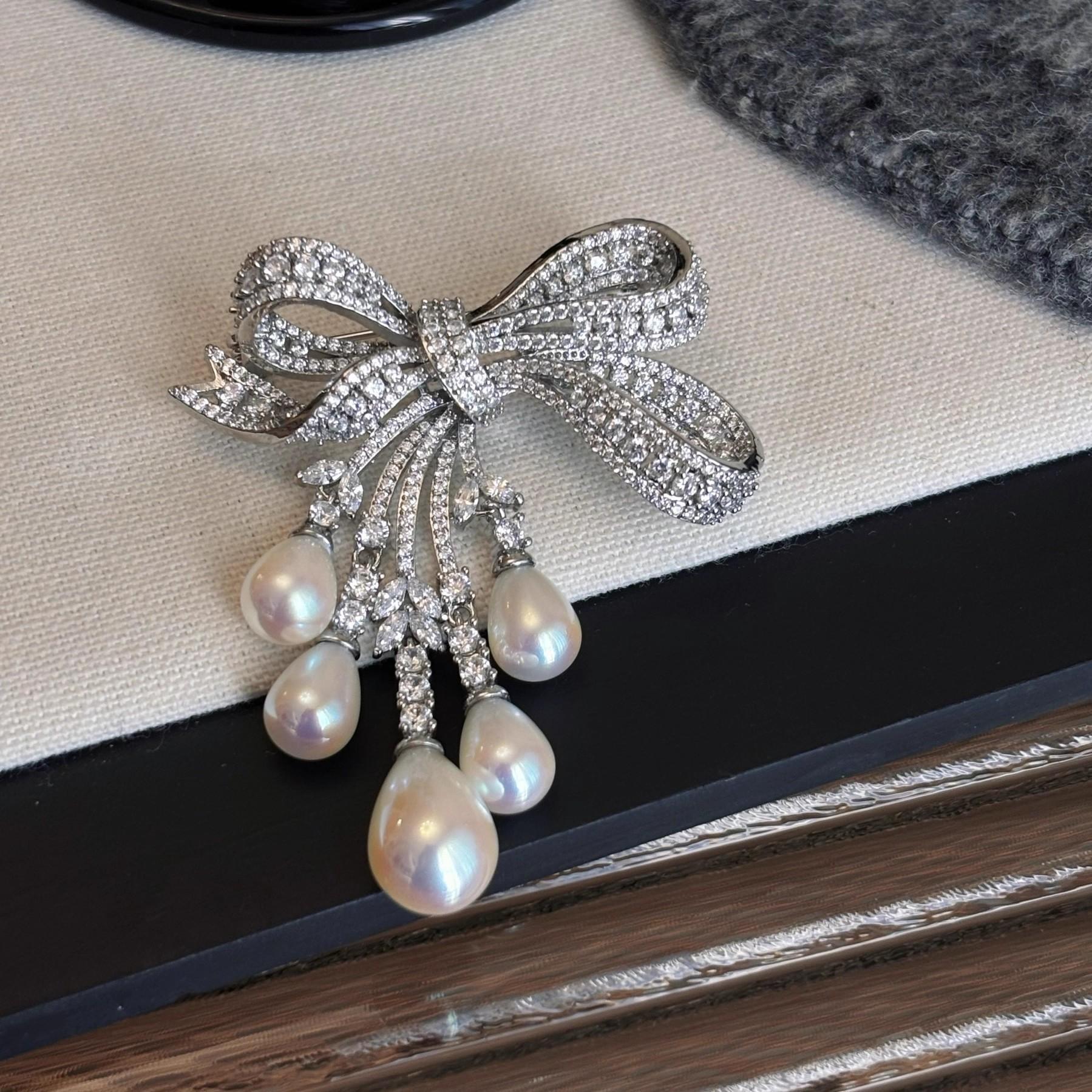 Luxury Temperament Full Zircon Bows Waterdrop-shaped Pearl Tassels Brooches for Women High-end Suits Corsage Pins Jewelry Gifts
Luxury Temperament Full Zircon Bows Waterdrop-shaped Pearl Tassels Brooches for Women High-end Suits Corsage Pins Jewelry Gifts