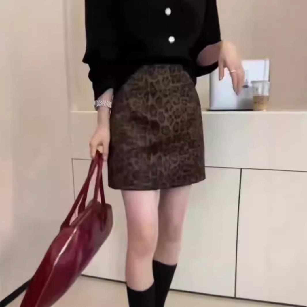 European High-End Leopard Print A-Line Bodycon Mini Skirt for Women, Autumn/Winter 2024, High-Waisted Slim Fit Medium
European High-End Leopard Print A-Line Bodycon Mini Skirt for Women, Autumn/Winter 2024, High-Waisted Slim Fit Medium