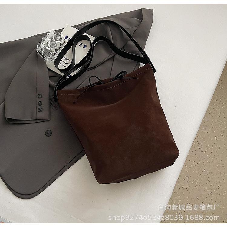 2025 casual personality autumn and winter retro large-capacity bag popular foreign style shoulder bag fashion velvet tote bag
2025 casual personality autumn and winter retro large-capacity bag popular foreign style shoulder bag fashion velvet tote bag