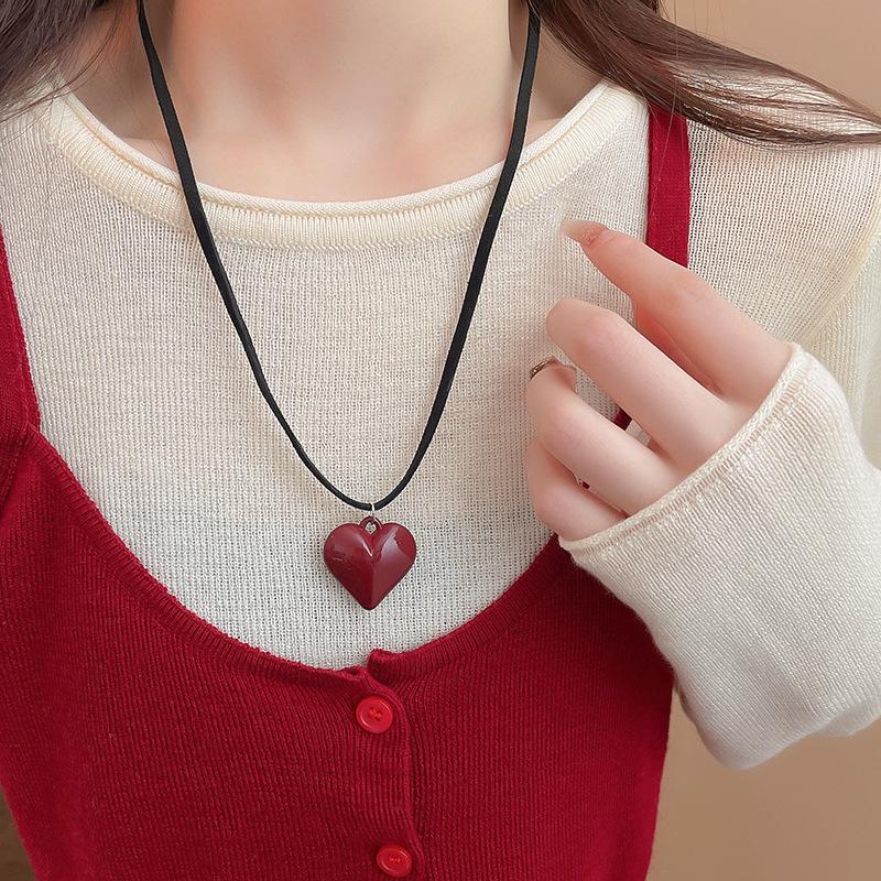 Autumn and Winter Ankola Red Apple Love Necklace Sweet Versatile Clavicle Chain New Year s Fashion Necklace Women
Autumn and Winter Ankola Red Apple Love Necklace Sweet Versatile Clavicle Chain New Year s Fashion Necklace Women