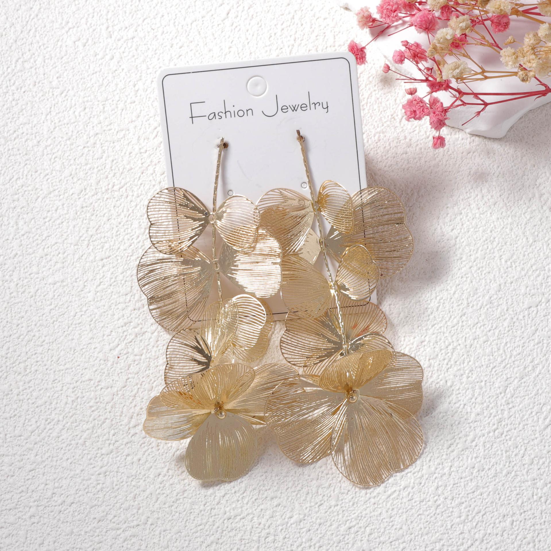 European and American exaggerated metal hollow three-dimensional flower fringed earrings fashion sense petals niche women золотий
European and American exaggerated metal hollow three-dimensional flower fringed earrings fashion sense petals niche women золотий