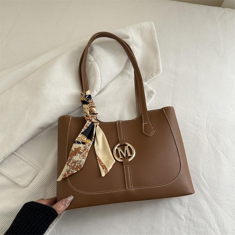 Trendy versatile underarm bag New large-capacity commuter tote bag Simple and fashionable shoulder bag світло-коричневого кольору
Trendy versatile underarm bag New large-capacity commuter tote bag Simple and fashionable shoulder bag світло-коричневого кольору