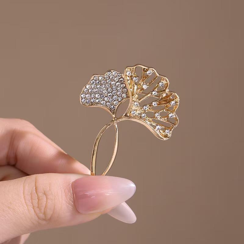 Sparkling Ginkgo Leaf Brooch Adorned With Diamonds Showcasing Light Luxury and Elegance Illuminating Small Details In Dressing
Sparkling Ginkgo Leaf Brooch Adorned With Diamonds Showcasing Light Luxury and Elegance Illuminating Small Details In Dressing