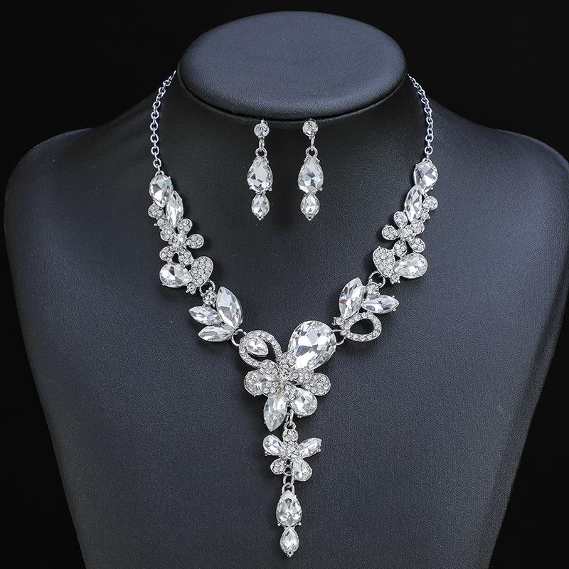 Spring 2022 European & American Retro Floral Crystal Necklace & Earrings Set
Spring 2022 European & American Retro Floral Crystal Necklace & Earrings Set