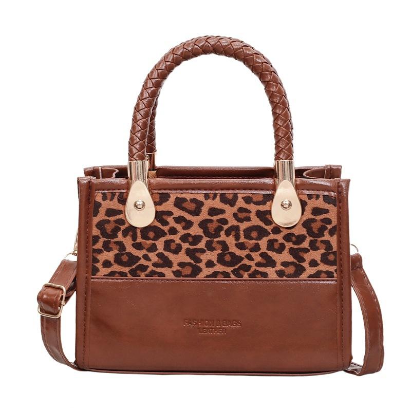 Niche leopard print retro color matching portable small bag women s spring and summer new high-end commuting shoulder messenger bag коричневий
Niche leopard print retro color matching portable small bag women s spring and summer new high-end commuting shoulder messenger bag коричневий