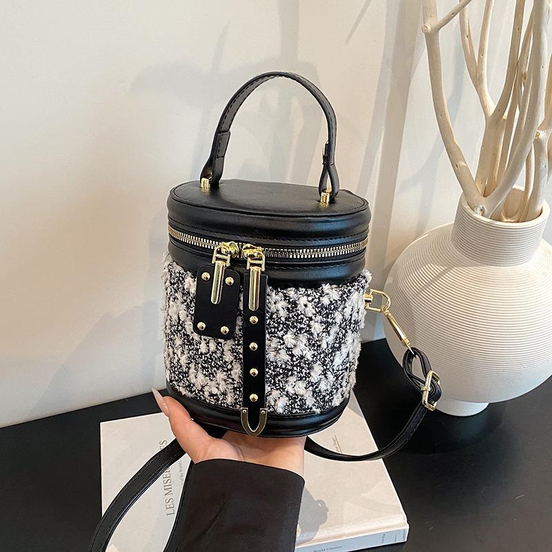 Niche high-end bucket bag women s new retro simple shoulder messenger bag commuter handbag чёрный
Niche high-end bucket bag women s new retro simple shoulder messenger bag commuter handbag чёрный