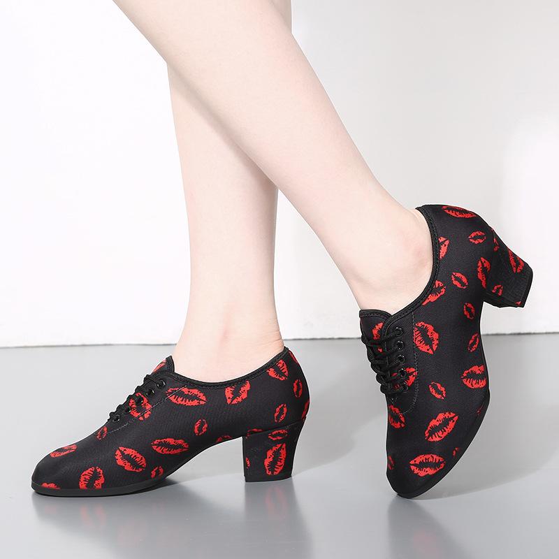 Women s Latin dance shoes soft-soled square dance adult teacher medium heel beef tendon cloth dance shoes national standard waltz shoes 34 красный
Women s Latin dance shoes soft-soled square dance adult teacher medium heel beef tendon cloth dance shoes national standard waltz shoes 34 красный