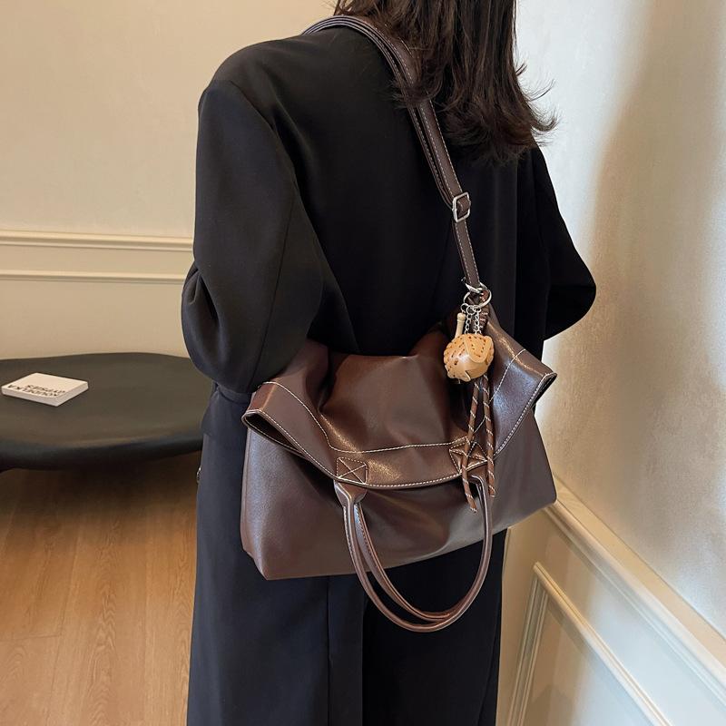 New fashionable large-capacity tote bag women s 2025 autumn and winter Korean simple shoulder bag niche texture women s bag 36*10*40
New fashionable large-capacity tote bag women s 2025 autumn and winter Korean simple shoulder bag niche texture women s bag 36*10*40