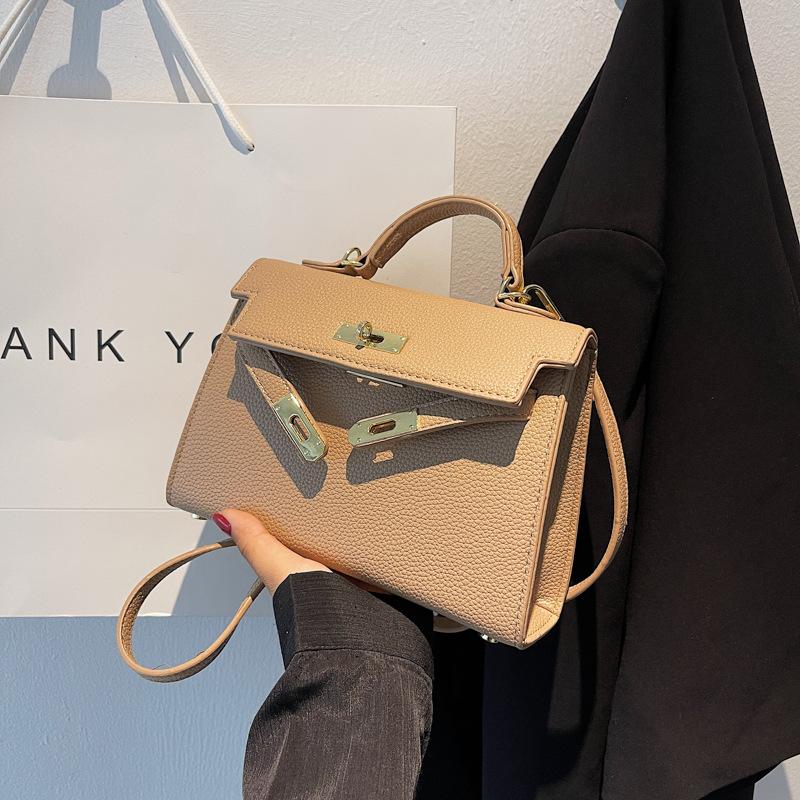 Летняя модная простая женская сумка Birkin, новинка 2024 года, портативная сумка-мессенджер с поворотным замком и усовершенствованной текстурой 
Летняя модная простая женская сумка Birkin, новинка 2024 года, портативная сумка-мессенджер с поворотным замком и усовершенствованной текстурой