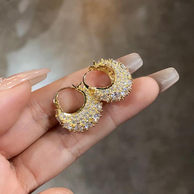 Real gold electroplated zircon geometric ear buckles ins niche design earrings fashion light luxury high-end earrings
Real gold electroplated zircon geometric ear buckles ins niche design earrings fashion light luxury high-end earrings