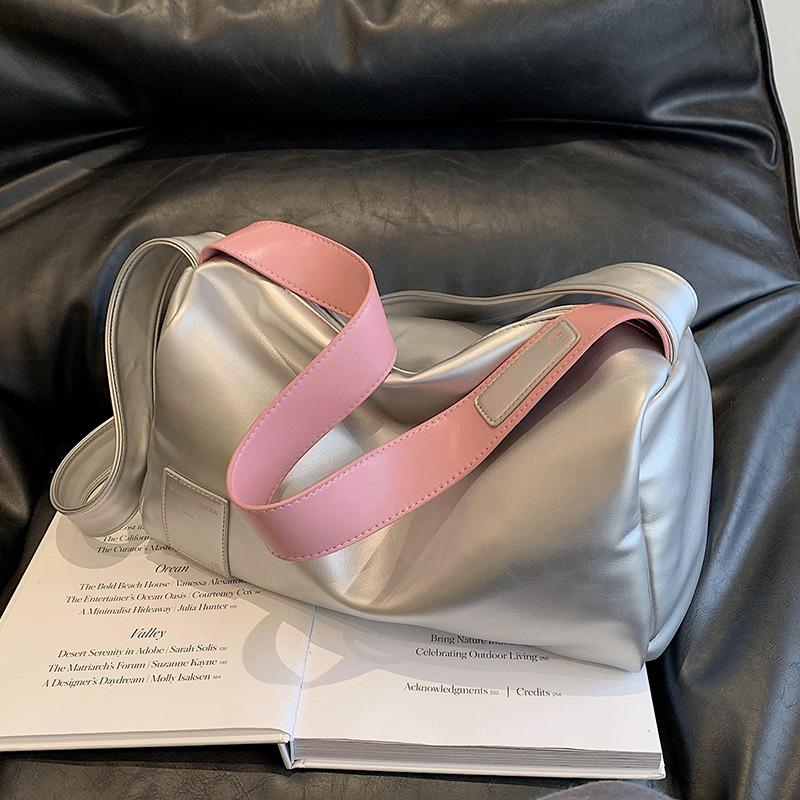 Large-capacity bag women s new summer simple and versatile shoulder messenger bag popular texture pillow bag this year No specification серебряный
Large-capacity bag women s new summer simple and versatile shoulder messenger bag popular texture pillow bag this year No specification серебряный