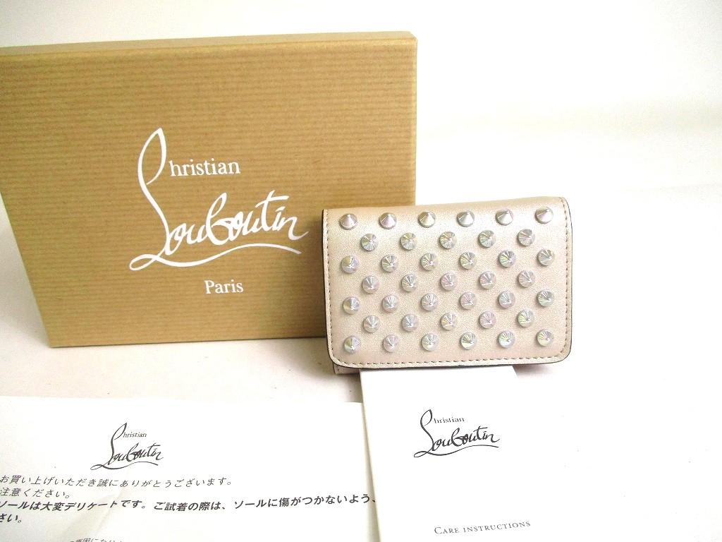 Автентичний бежевий шкіряний трискладний гаманець Christian Louboutin Panettone Spikes Mini Wallet #a404 Refurbished
Автентичний бежевий шкіряний трискладний гаманець Christian Louboutin Panettone Spikes Mini Wallet #a404 Refurbished