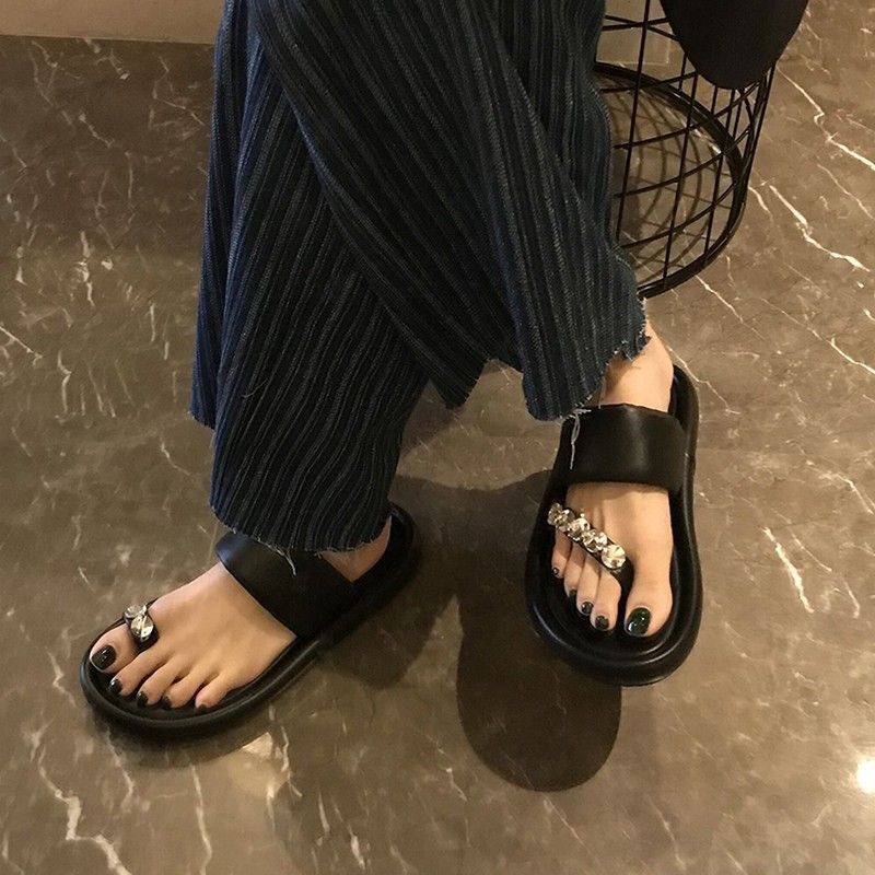Cool slippers women s summer wear trendy new fashion go out platform beach shoes 35 чорний
Cool slippers women s summer wear trendy new fashion go out platform beach shoes 35 чорний