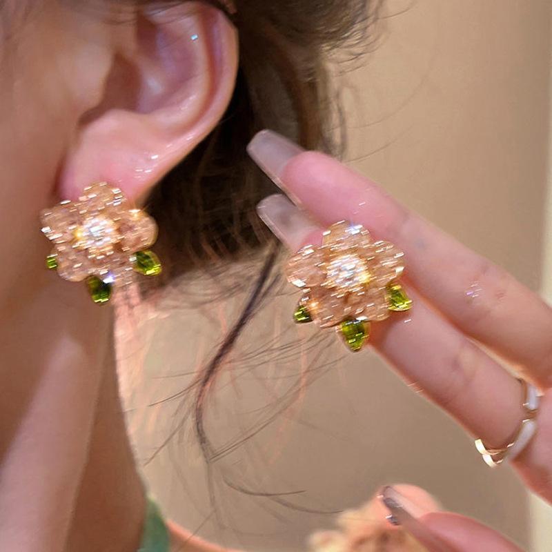 Flower pearl stud earrings high-end exquisite earrings summer niche versatile earrings women
Flower pearl stud earrings high-end exquisite earrings summer niche versatile earrings women