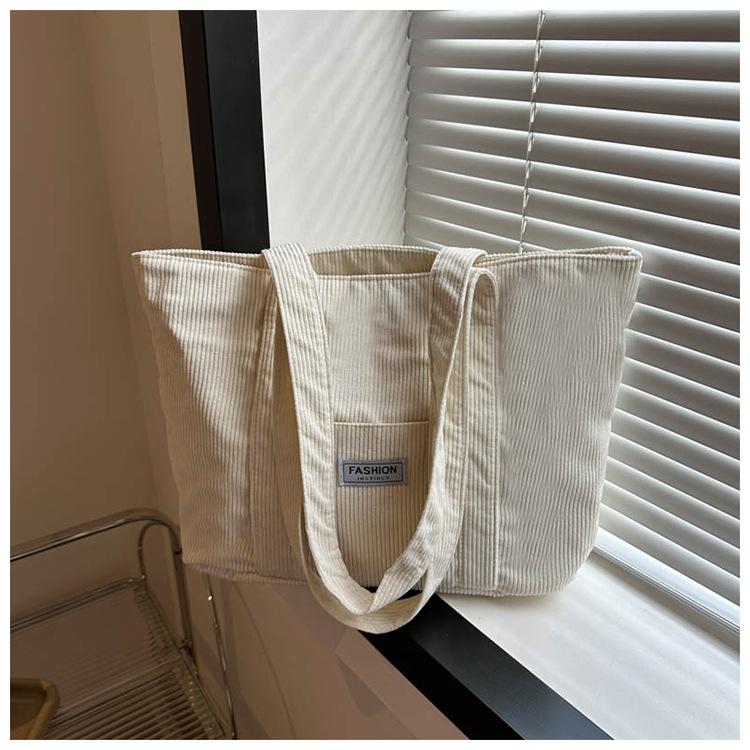 Casual simple large-capacity bag women s 2024 winter new fashion contrasting color versatile corduroy shoulder tote bag білий
Casual simple large-capacity bag women s 2024 winter new fashion contrasting color versatile corduroy shoulder tote bag білий