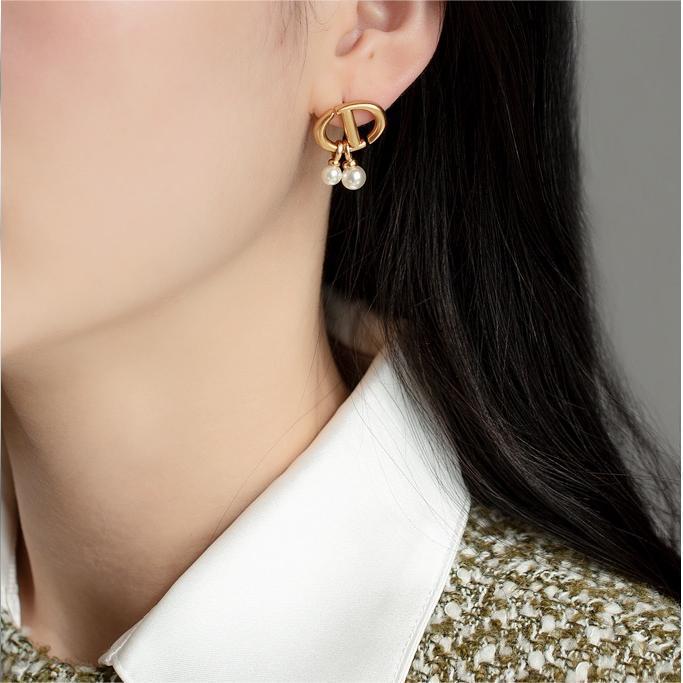 Серьги-пусеты с жемчугом и буквами CD нишевого дизайна - Элегантные, Универсальные, Высококлассные модные аксессуары
Серьги-пусеты с жемчугом и буквами CD нишевого дизайна - Элегантные, Универсальные, Высококлассные модные аксессуары