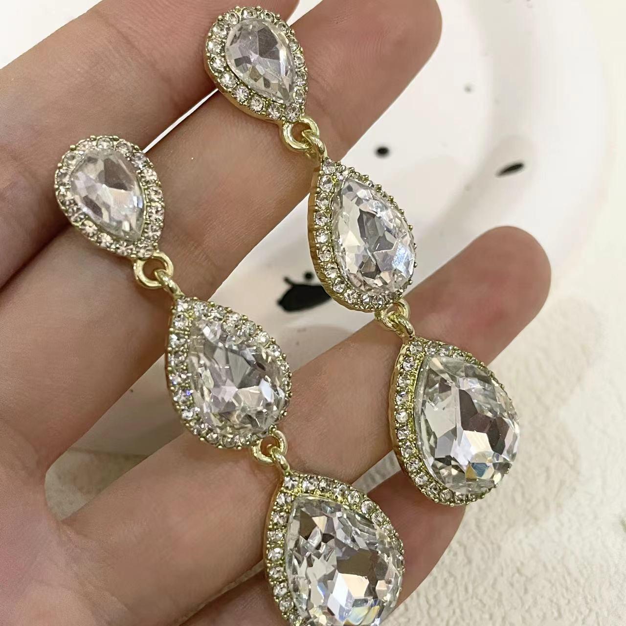 2023 Trendy Rhinestone Teardrop Stud Earrings - Versatile, Sparkly, and Fashionable Design золотой
2023 Trendy Rhinestone Teardrop Stud Earrings - Versatile, Sparkly, and Fashionable Design золотой