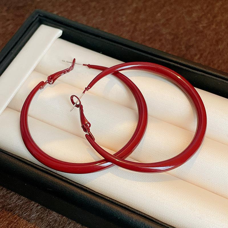 Dripping oil silver needle New Year s red earrings Hong Kong style exaggerated high-end stud earrings niche retro temperament earrings women
Dripping oil silver needle New Year s red earrings Hong Kong style exaggerated high-end stud earrings niche retro temperament earrings women