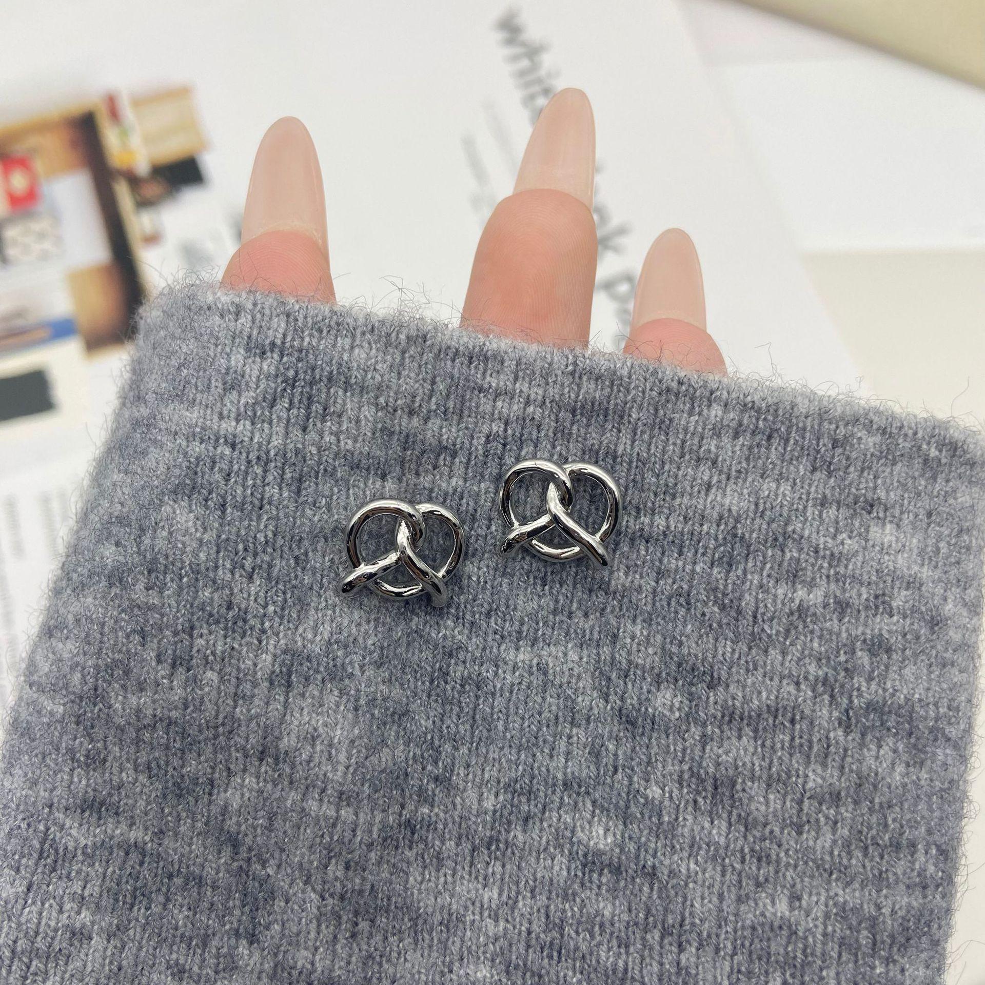 Happy carbohydrate! Exquisite temperament cute alkaline water bread knot earrings women s silver needle niche design earrings
Happy carbohydrate! Exquisite temperament cute alkaline water bread knot earrings women s silver needle niche design earrings