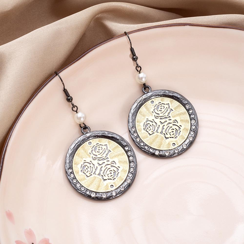 Two-Tone Electroplated Retro Round Rose Earrings with Hollow Zinc Alloy and Inlaid Diamonds.
Two-Tone Electroplated Retro Round Rose Earrings with Hollow Zinc Alloy and Inlaid Diamonds.