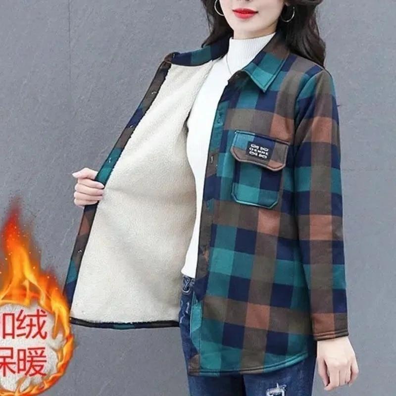 Женская осенне-зимняя новая модная клетчатая рубашка-поло с воротником на пуговицах и карманом, повседневная универсальная плюшевая рубашка с длинными рукавами, кардиган, топы 
Женская осенне-зимняя новая модная клетчатая рубашка-поло с воротником на пуговицах и карманом, повседневная универсальная плюшевая рубашка с длинными рукавами, кардиган, топы