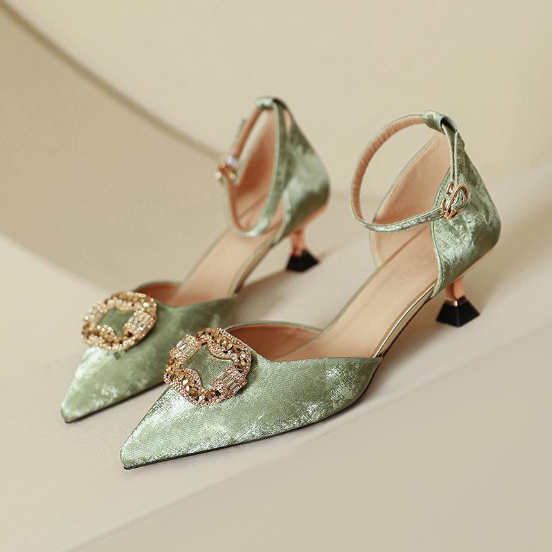 Босоножки Баотоу женские лето 2025 новые французские маленькие каблучки полые туфли-лодочки на шпильке с острым носком на высоком каблуке 39 зелёный
Босоножки Баотоу женские лето 2025 новые французские маленькие каблучки полые туфли-лодочки на шпильке с острым носком на высоком каблуке 39 зелёный