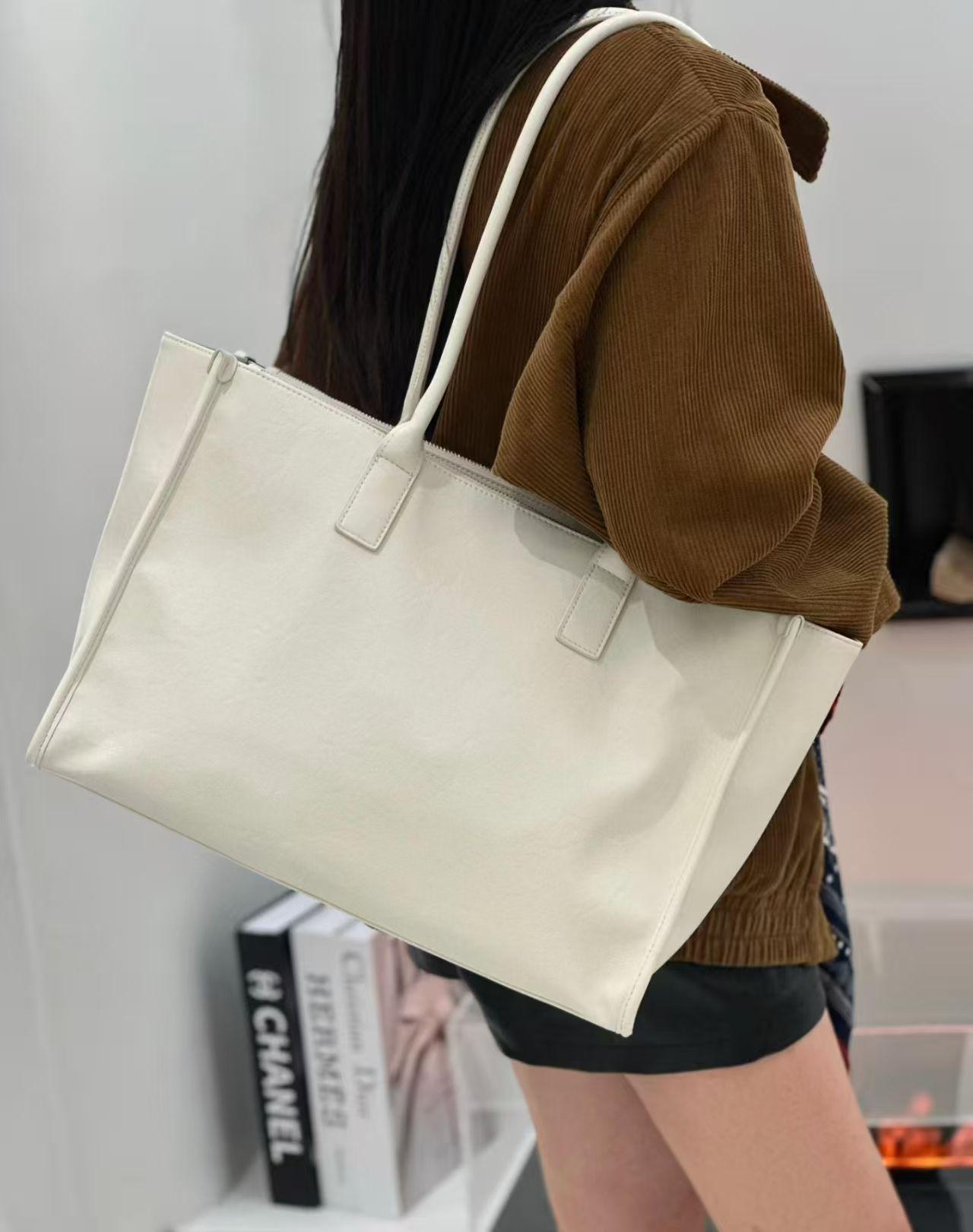 Large-capacity Multi-compartment Diagonal Straddle Bag Niche Simple Tote Authentic Leather Fashionable Portable Briefcase Single Shoulder Length: 40X15X27cm білий
Large-capacity Multi-compartment Diagonal Straddle Bag Niche Simple Tote Authentic Leather Fashionable Portable Briefcase Single Shoulder Length: 40X15X27cm білий