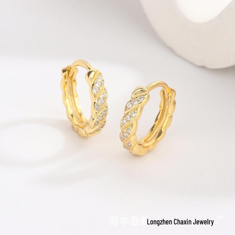 S925 Sterling Silver Rhombus Pattern Geometric Earrings with Gold Diamond-Set Cuffs – Trendy Style. золотой
S925 Sterling Silver Rhombus Pattern Geometric Earrings with Gold Diamond-Set Cuffs – Trendy Style. золотой