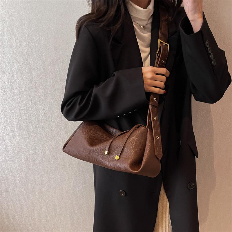 Export bag large capacity women s bag 2025 new fashion retro PU shoulder messenger bag versatile pillow bag
Export bag large capacity women s bag 2025 new fashion retro PU shoulder messenger bag versatile pillow bag