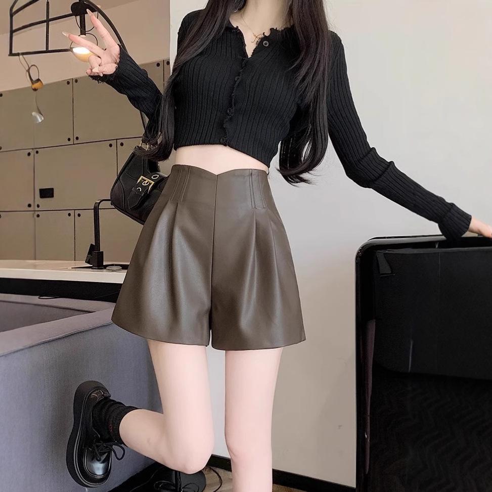 High-Waisted PU Leather A-Line Wide-Leg Shorts for Women - Autumn/Winter 2024, Slimming Straight-Leg Bootcut Style. L
High-Waisted PU Leather A-Line Wide-Leg Shorts for Women - Autumn/Winter 2024, Slimming Straight-Leg Bootcut Style. L