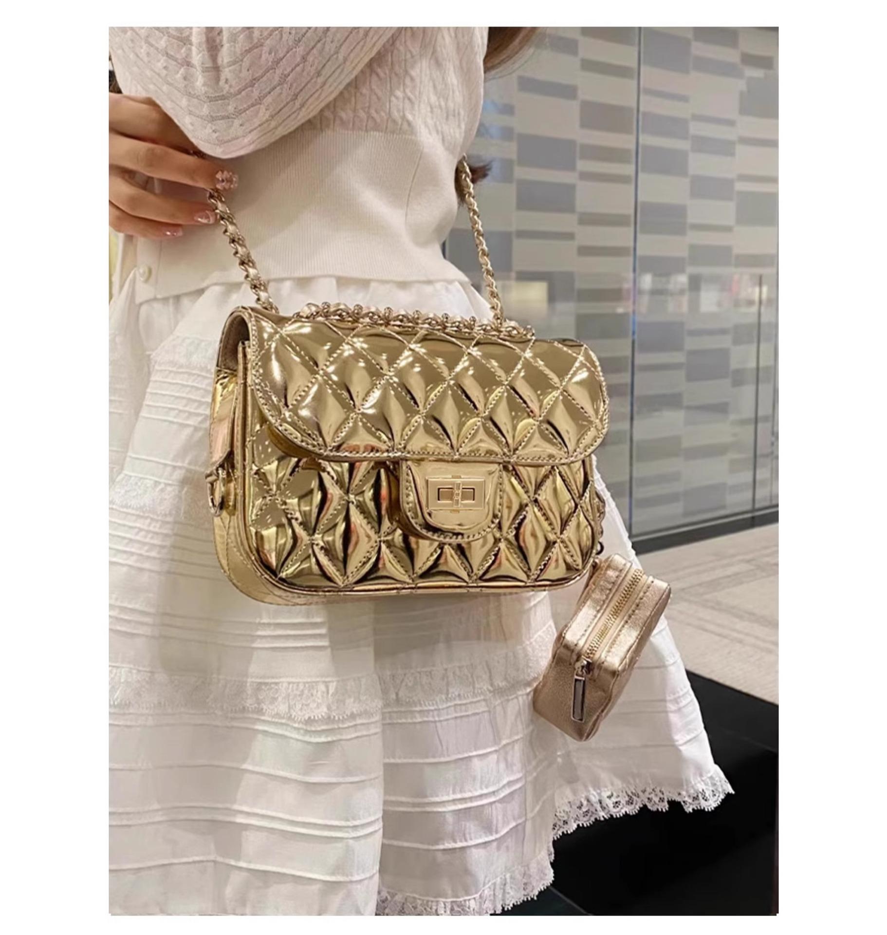 Лакована шкіряна сумка жіноча глянцева маленька ароматна сумка на ланцюжку у вигляді вітру з ромбом 2024 нова маленька квадратна сумка зірка-мессенджер золотий
Лакована шкіряна сумка жіноча глянцева маленька ароматна сумка на ланцюжку у вигляді вітру з ромбом 2024 нова маленька квадратна сумка зірка-мессенджер золотий