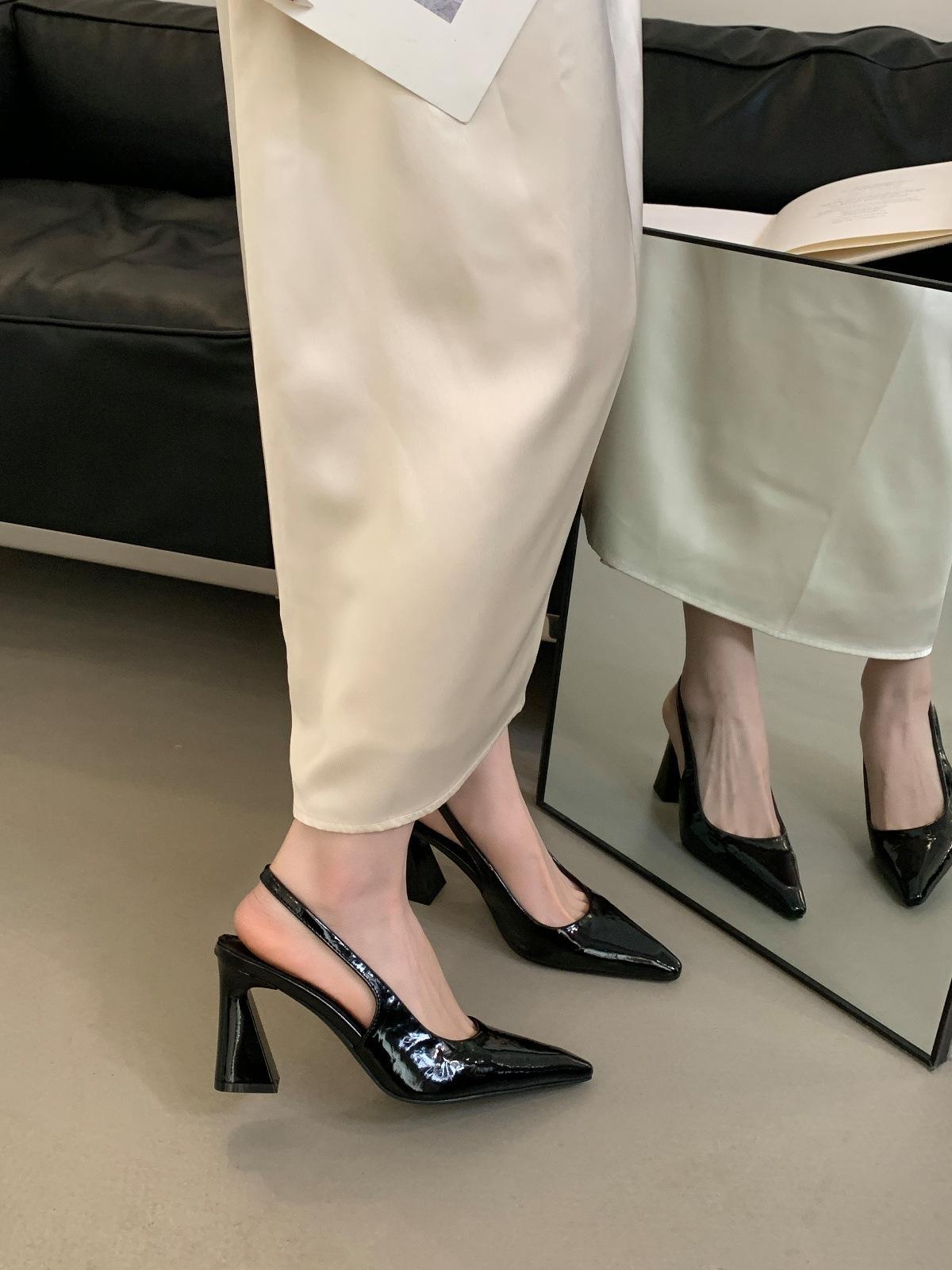 French high-end bag head sandals women s 2025 spring and autumn new versatile retro thick heel pointed temperament high heels 35
French high-end bag head sandals women s 2025 spring and autumn new versatile retro thick heel pointed temperament high heels 35