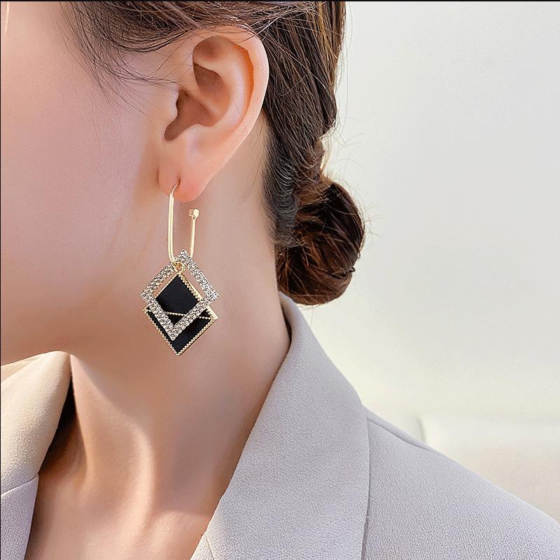 Серьги из серебра 925 пробы, корейская геометрическая форма, двойные прямоугольники, со вставками-гвоздиками с бриллиантами чёрный
Серьги из серебра 925 пробы, корейская геометрическая форма, двойные прямоугольники, со вставками-гвоздиками с бриллиантами чёрный