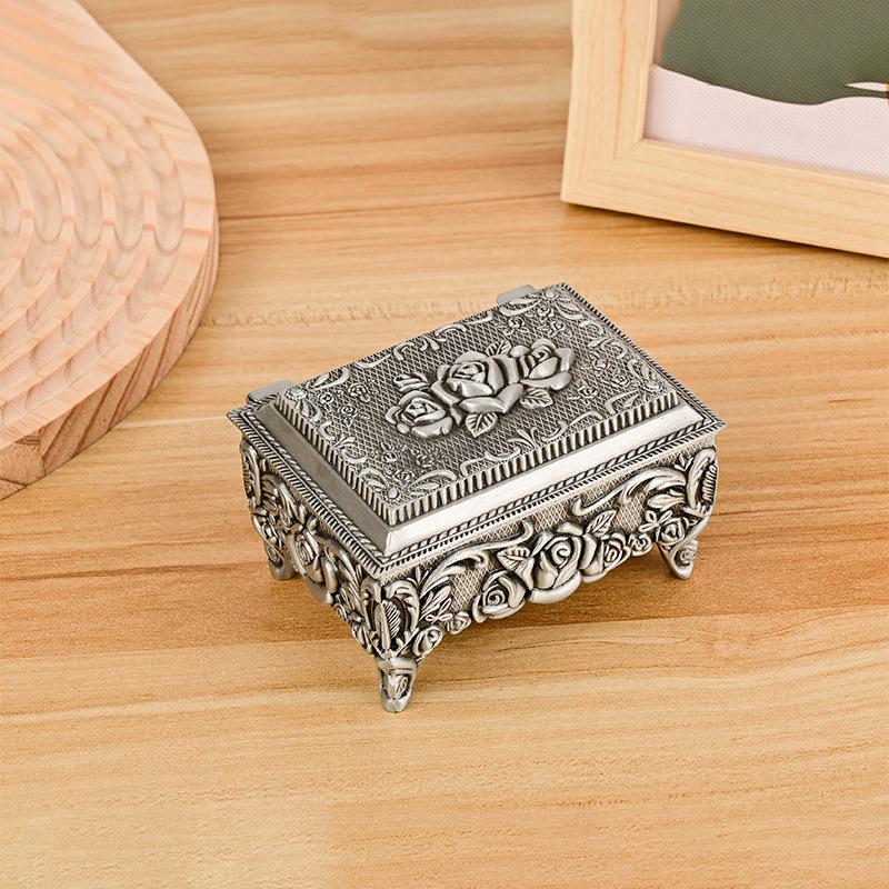 Скандинавский Ретро Металлический Набор Украшений с Розами: Серьги, Ожерелье, Кольцо, Украшения и Шкатулка для драгоценностей 9.3x6.8x6 CM
Скандинавский Ретро Металлический Набор Украшений с Розами: Серьги, Ожерелье, Кольцо, Украшения и Шкатулка для драгоценностей 9.3x6.8x6 CM