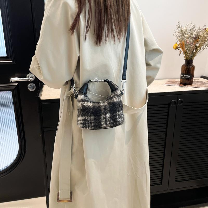 Autumn and winter woolen plaid bag women s 2025 new trendy retro college armpit bag versatile single shoulder crossbody pillow bag 16*6*12.5
Autumn and winter woolen plaid bag women s 2025 new trendy retro college armpit bag versatile single shoulder crossbody pillow bag 16*6*12.5