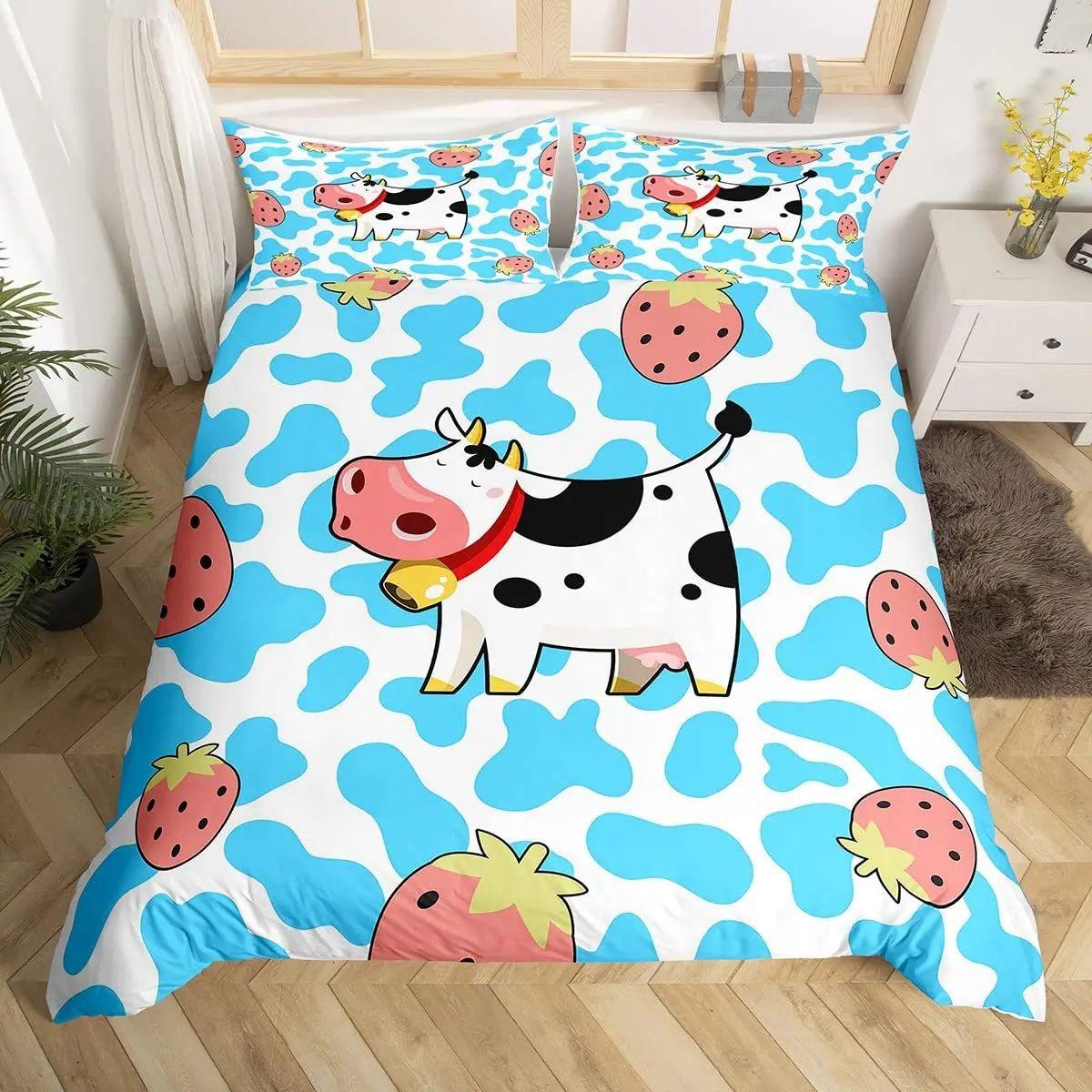 Cartoon Cow Duvet Set Three-Piece Strawberry Pattern Quilt Set Kawaii Cow Bedding Set EU single 135*200
Cartoon Cow Duvet Set Three-Piece Strawberry Pattern Quilt Set Kawaii Cow Bedding Set EU single 135*200
